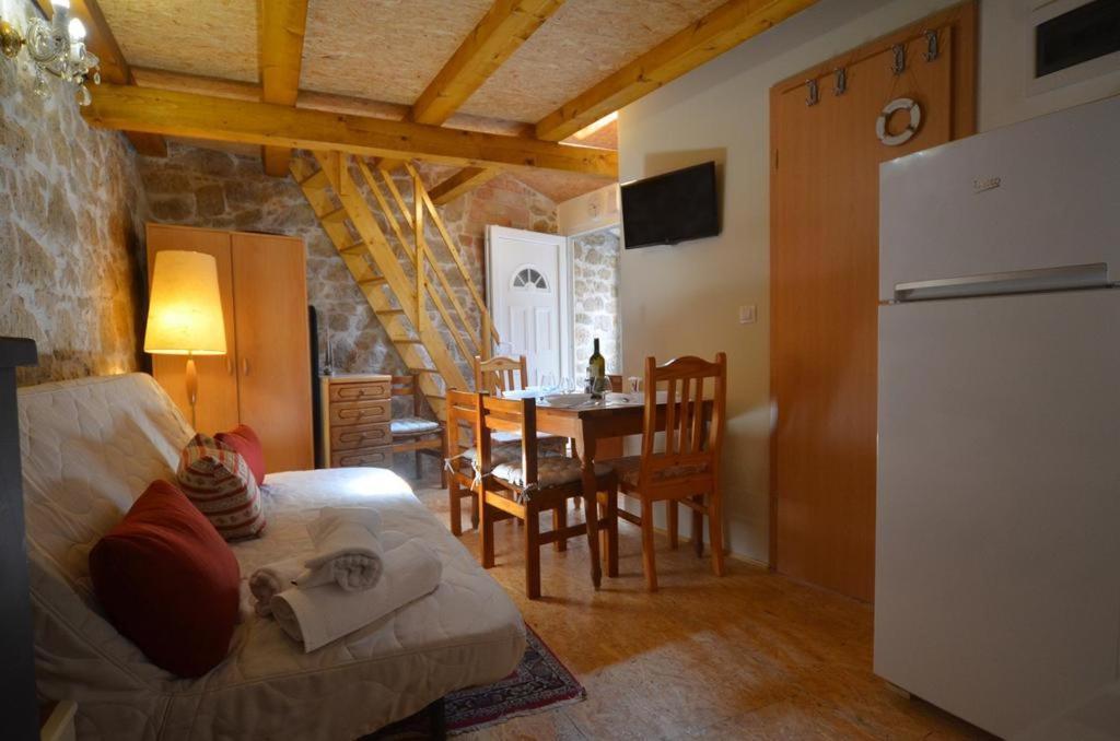Studio Apartment La Maison De Catherine โรวีน ภายนอก รูปภาพ