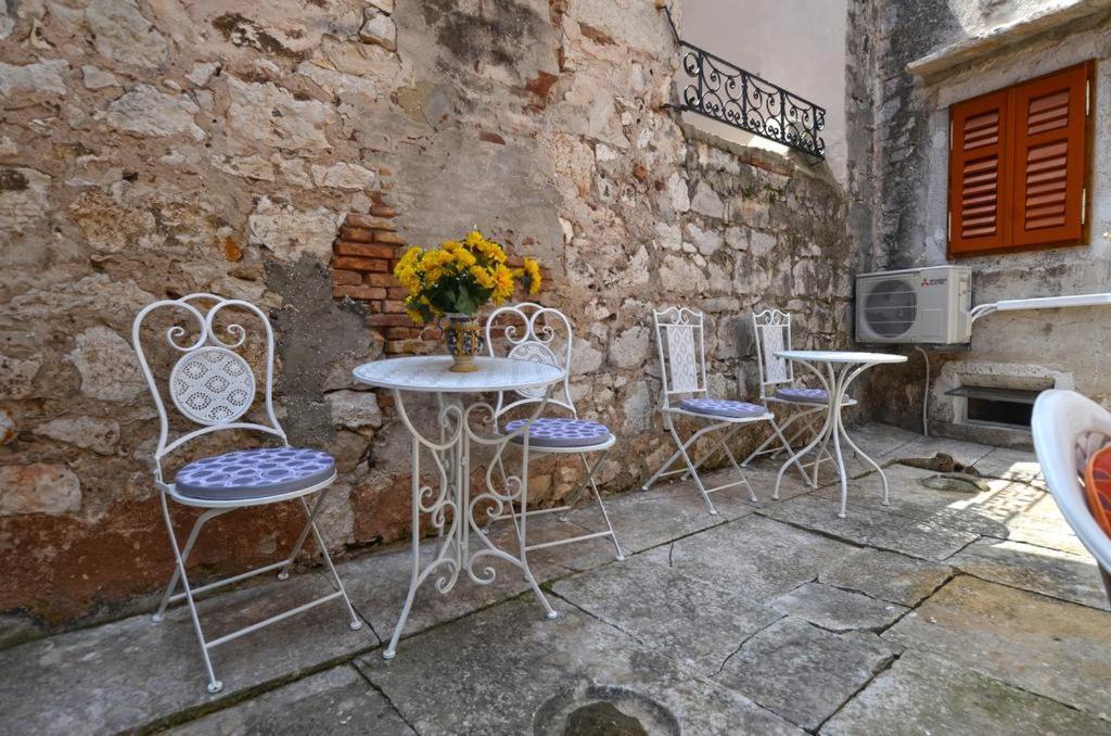 Studio Apartment La Maison De Catherine โรวีน ภายนอก รูปภาพ