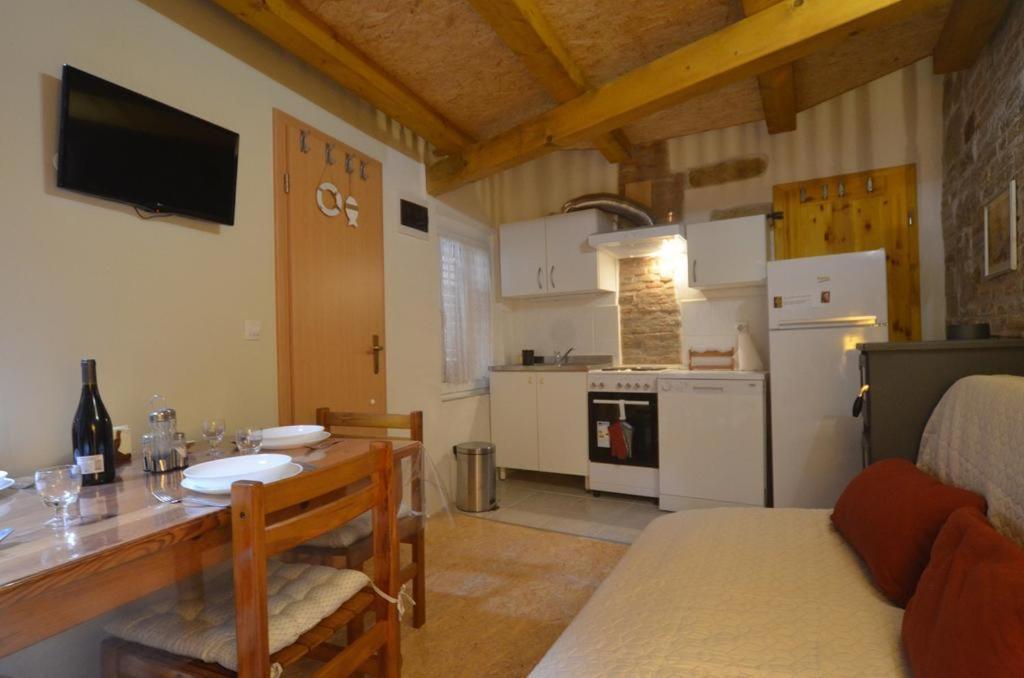 Studio Apartment La Maison De Catherine โรวีน ภายนอก รูปภาพ