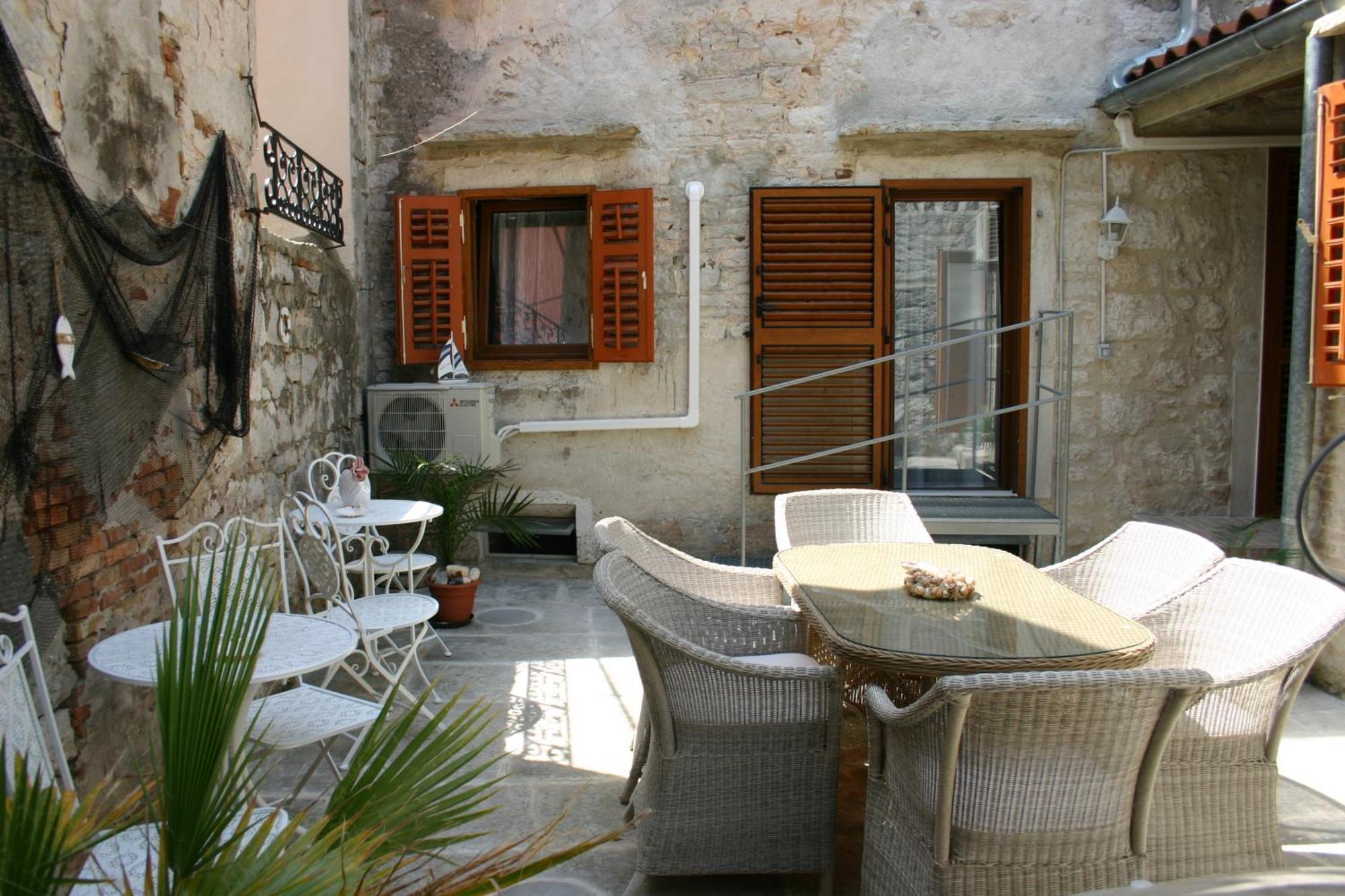 Studio Apartment La Maison De Catherine โรวีน ภายนอก รูปภาพ