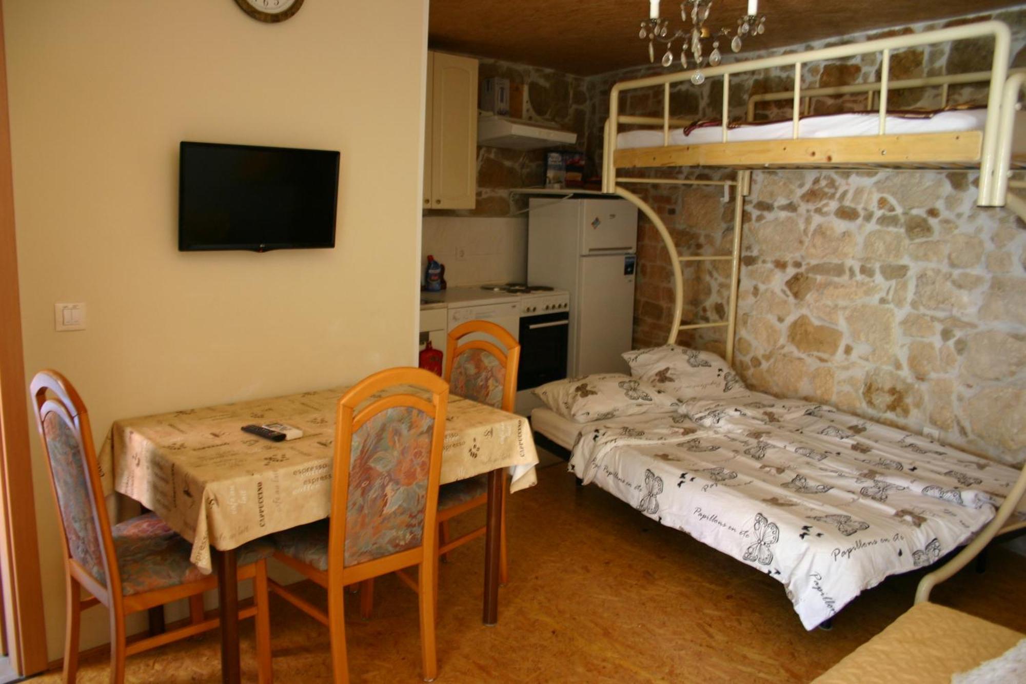 Studio Apartment La Maison De Catherine โรวีน ภายนอก รูปภาพ